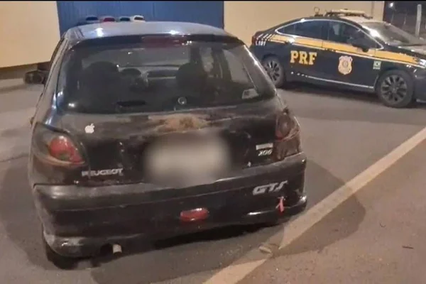 Carro e viatura da PRF - Metrópoles