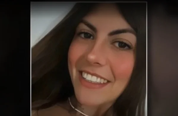 Imagem colorida mostra o rosto da torcedora do Palmeiras Gabriela Anelli Marchiano, morta após briga de torcidas em SP. Ela é mulher branca, de cabelos escuros, olhos na cor preta e está sorrindo - Metrópoles