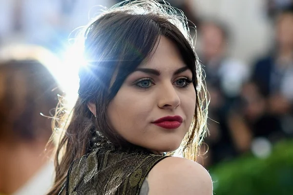 Frances Cobain vai à justiça com ex-marido por fortuna de Kurt Cobain