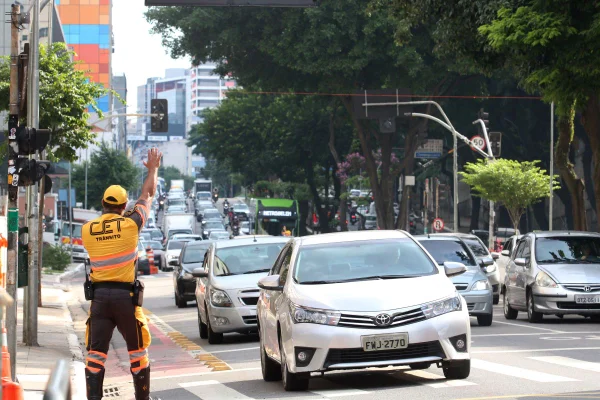Funcionário da CET monitora o trânsito na rua da Consolação, em SP; rodízio de veículos - Metrópoles
