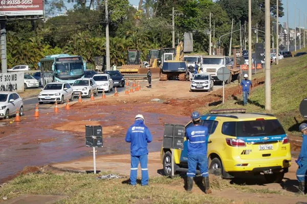 Caesb faz novos reparos após registrar vazamento em adutora que se rompeu na EPTG