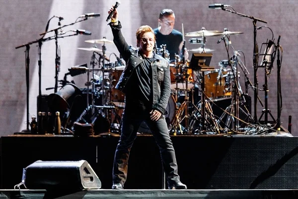 Foto colorida do grupo U2 - Metrópoles