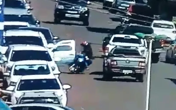 goias motociclista atingido porta de carro