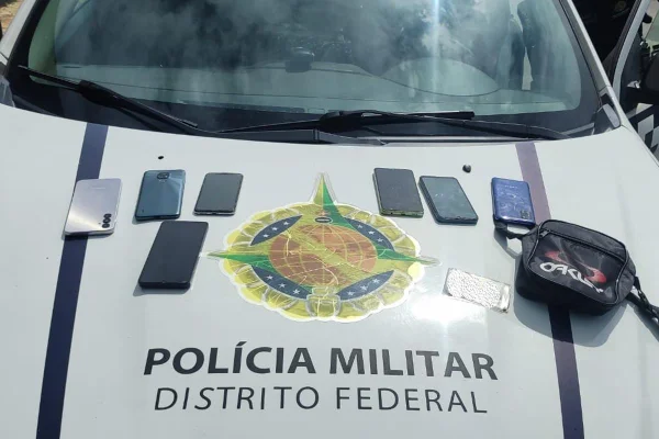 Motorista tranca porta de ônibus e impede fuga de ladrão de celulares