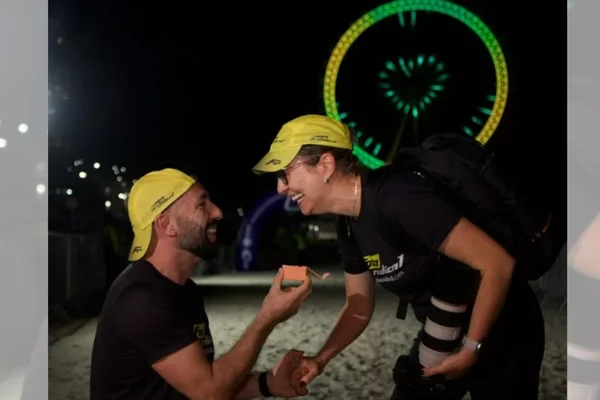 Casal de fotógrafos emociona com pedido de casamento após corrida