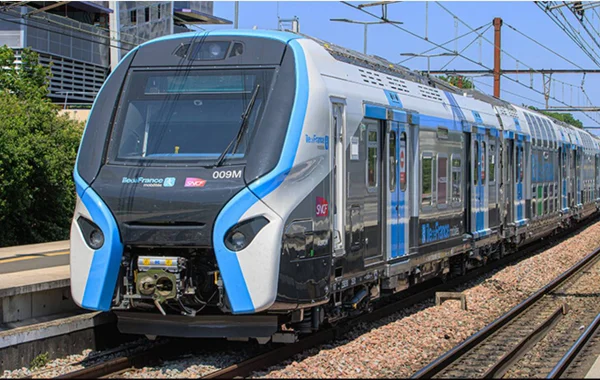 Adolescentes atacam grupo a golpes de machado em trem próximo a Paris