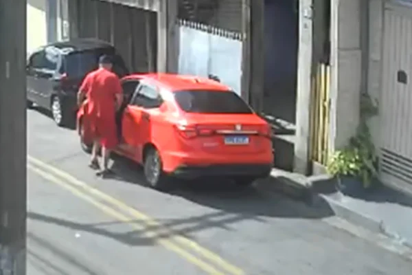Imagem colorida de homem de vermelho fugindo da cena do crime, onde matou a ex e baleou a filha dela. Metrópoles