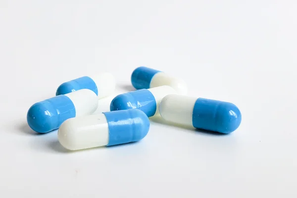 Foto colorida de cápsulas médicas - Omeprazol: entenda quando e como substituir medicamento com segurança - Metrópoles