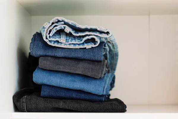foto com cor. Jeans empilhados - metrópoles