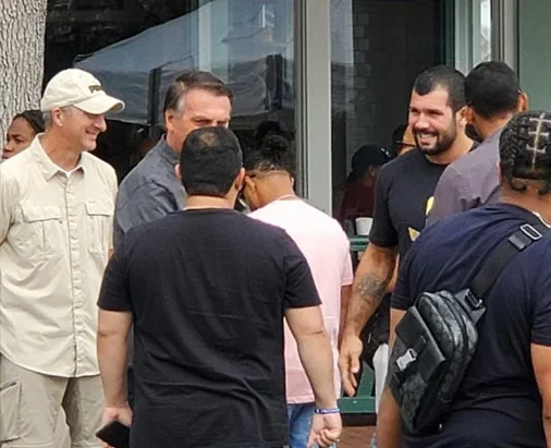 Nos EUA, Bolsonaro encontra lutador de MMA e cumprimenta apoiadores