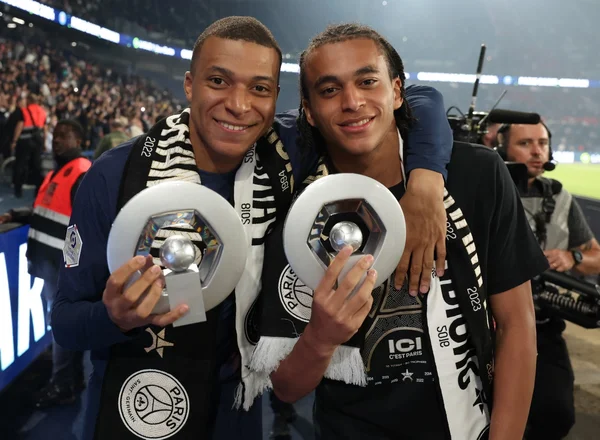 Foto colorida de Mbappé e irmão - Metrópoles