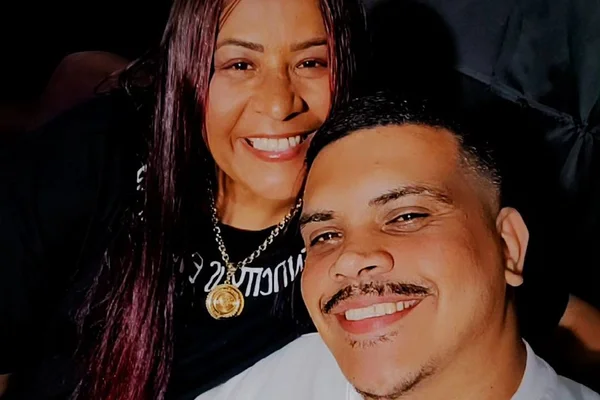 Foto colorida de MC Katia e seu marido, DJ MC da Favelinha - Metrópoles