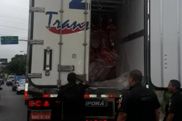 Vídeo. Caminhão com carnes é saqueado. PM recupera só o veículo