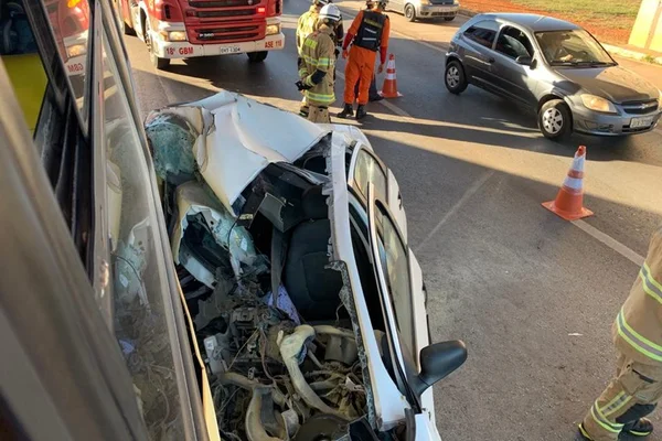 Carro destruído em acidente