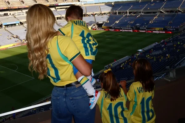 Foto de Virginia com os filhos em jogo do Brasil