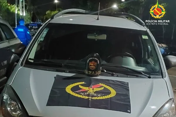 Carro roubado recuperado pela PMDF com a bandeira e brasão da comporação em seu capô - Metrópoles