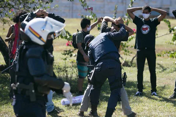 Gás de pimenta e revista excessiva: manifestantes reclamam da ação da PMDF