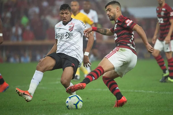Exame aponta lesão e Arrascaeta tratará em tempo integral no Flamengo