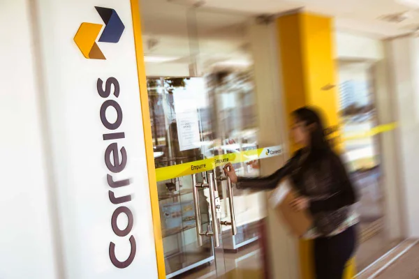 Sob rumores de privatização, Floriano determina tesourada nos Correios