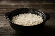 O arroz requentado não apresenta perigo por si só, mas pode causar intoxicação alimentar se não for mantido refrigerado ou se ficar durante muito tempo na geladeira