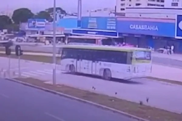 Vídeo mostra momento em que ciclista é atingido por ônibus no DF. Veja