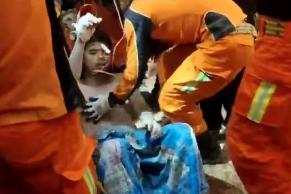 Imagem colorida de homem sendo resgatado
