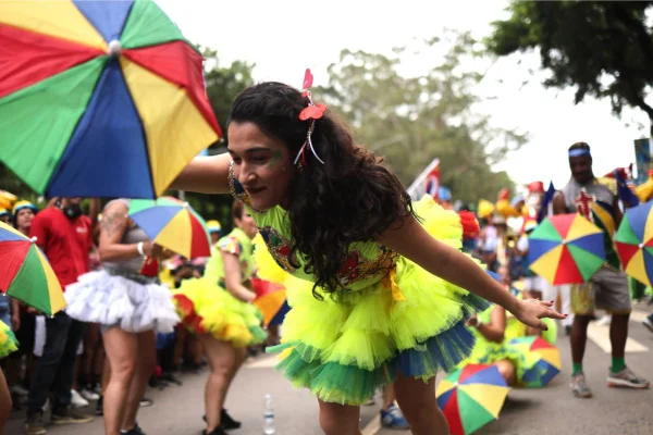 Imagem colorida mostra Bloco Galo da Madrugada no Ibirapuera no Carnaval de São Paulo - Metrópoles