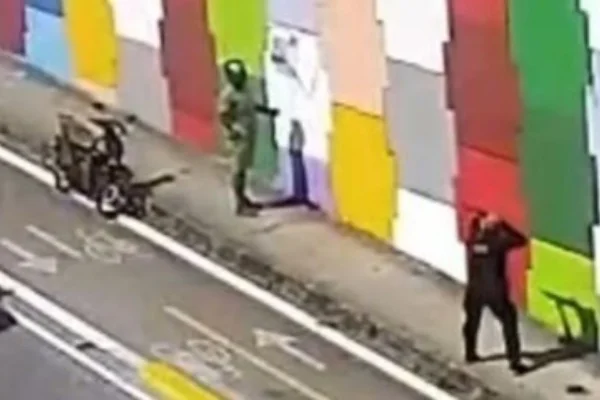 Imagem colorida, Motociclista é detido após ser flagrado pichando viaduto em Fortaleza - Metrópole