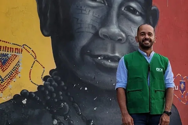 imagem homem em frente a muro grafitado - metrópoles