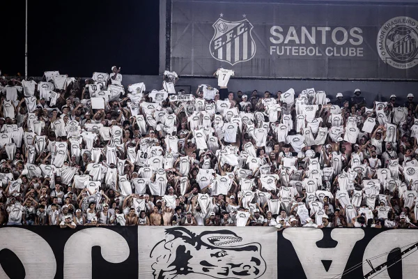 Imagem colorida da arquibancada da Vila Belmiro - Metrópoles