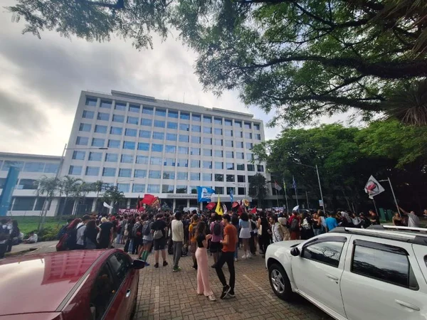 imagem colorida mostra protesto em frente a prédio da reitoria da usp - metrópoles
