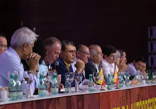 Dirigentes do PSB sentados um ao lado do outro durante um congresso do partido