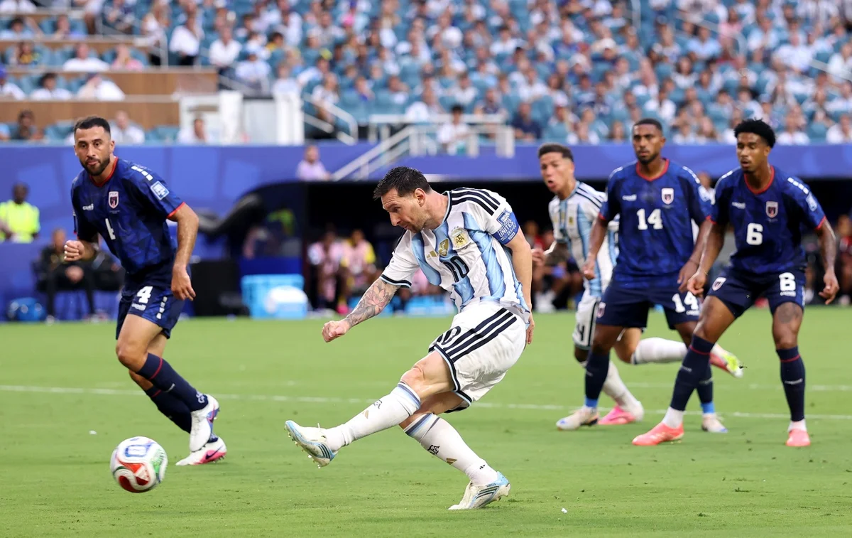 Lionel Messi finaliza no gol de Vozinha durante Argentina x Cabo Verde Lionel Messi finaliza no gol de Vozinha durante Argentina x Cabo Verde