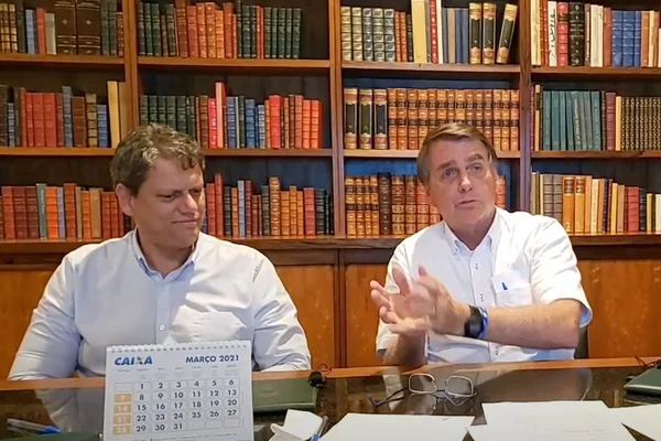 “Mandetta foi embora e continua falando asneira”, diz Bolsonaro