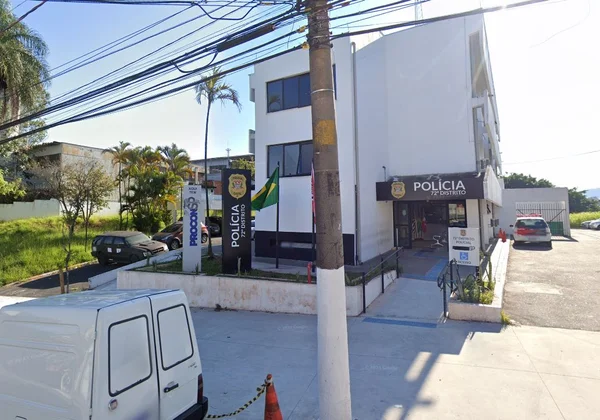imagem colorida mostra fachada do prédio do 72º distrito policial. o prédio é branco e um carro branco está estacionado na frente dele - metrópoles