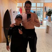 Kaká Diniz e Henry posam para as redes sociais