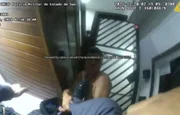 Estudante segura perna de policial