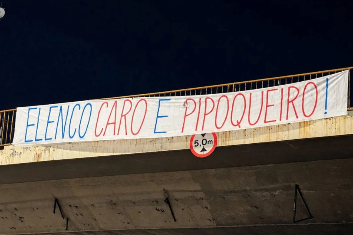 Torcida do Cruzeiro protesta no Mineirão após eliminação na Copa do Brasil