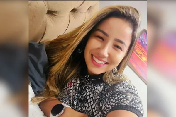 mulher sorri