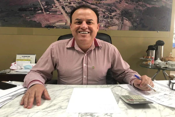 Imagem coloridad e prefeito reeleito - Metrópoles