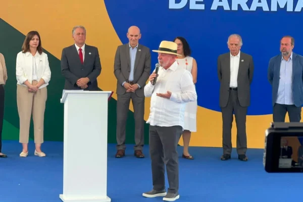 lula promete recursos submarino nuclear