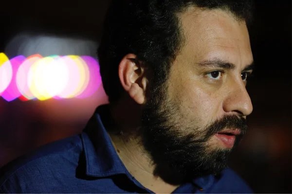 Em bar da Asa Norte, Boulos diz: “Minha campanha é olho no olho”