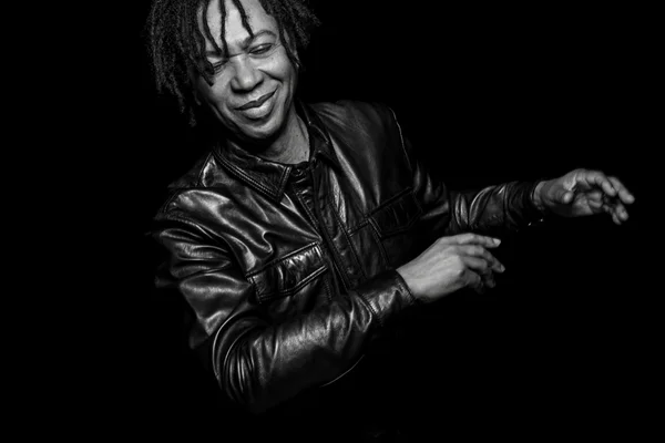 Djavan mostra um lado mais pop no novo disco, “Vidas pra Contar”