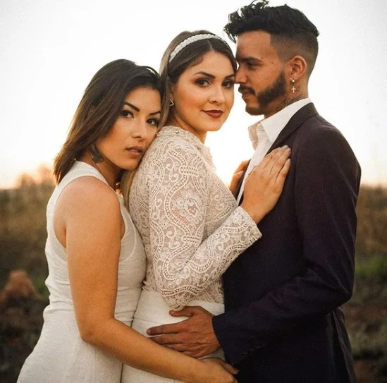 Conheça o trisal que viralizou após exibir live de casamento a três - destaque galeria