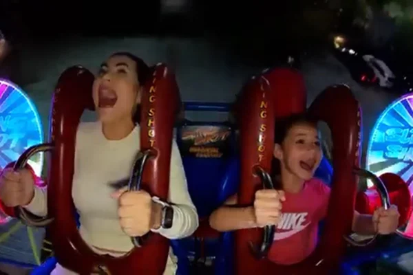 Deolane Bezerra e filha em brinquedo nos Estados Unidos - Metrópoles