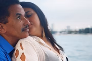 Manoel Gomes ganha um beijo da esposa, Diva 