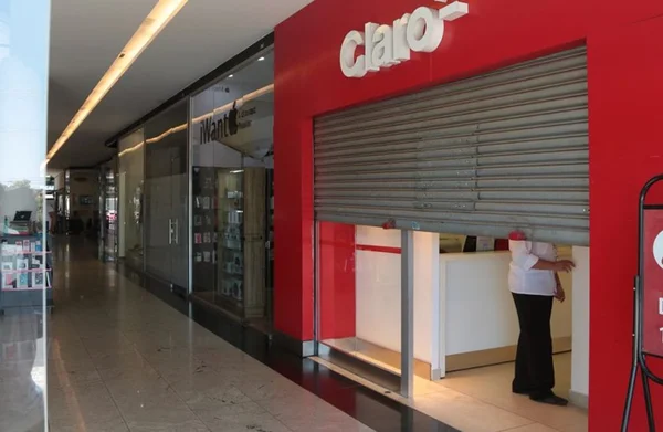 Bandidos rendem funcionários e levam todo estoque da Claro no Lago Sul