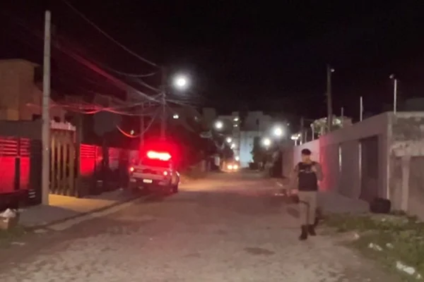 Imagem colorida de local onde criminosos sequestraram funcionários de casa na Grande João Pessoa, Paraíba - Metrópoles