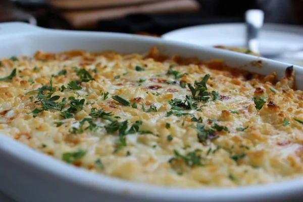Receita gratinada em forma branca