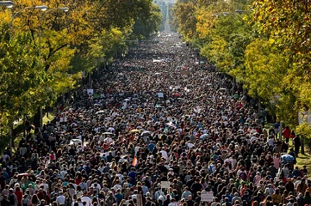 grupo de manifestantes em madri - metrópoles